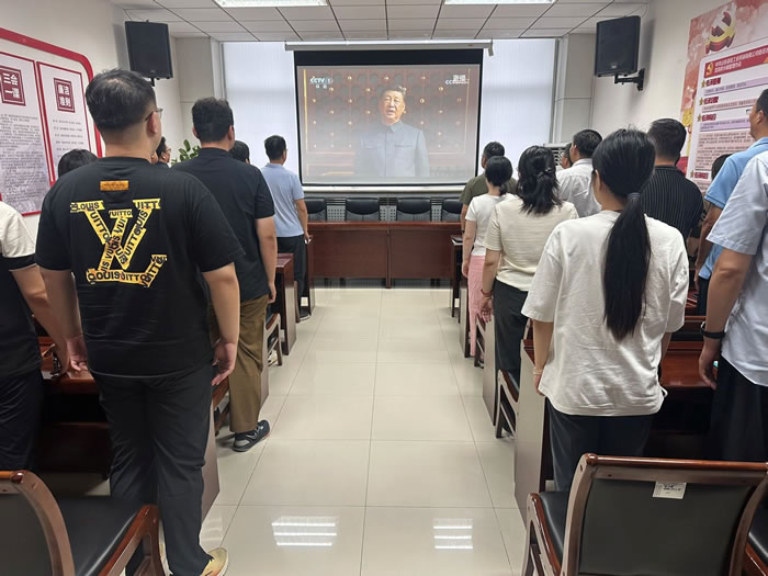 輕工供銷公司組織全體員工集中觀看紀(jì)念中國人民抗日戰(zhàn)爭暨世界反法西斯戰(zhàn)爭勝利80周年閱兵式