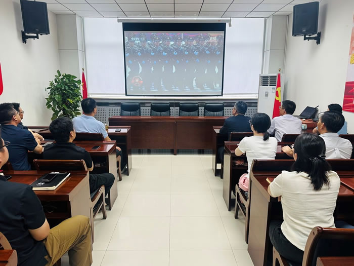 輕工供銷公司組織全體員工集中觀看紀(jì)念中國人民抗日戰(zhàn)爭暨世界反法西斯戰(zhàn)爭勝利80周年閱兵式